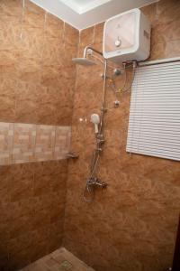 y baño con ducha y cabezal de ducha. en Big chill stays en Ho