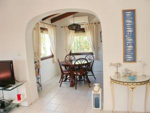 ein Esszimmer mit einem Torbogen und einem Tisch in der Unterkunft Villa Alejandria in Moraira