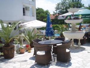 En have udenfor Апартамент Холи