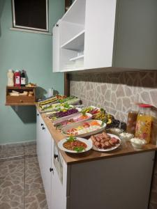 una cocina con varios platos de comida en una barra en Emirhan Hotel, Sultanahmet, en Estambul 62 fotos más