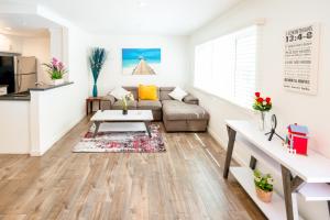 ロサンゼルスにあるChic Koreatown 1 Bedroom Close to Downtown LA with free Gated Parkingのソファとテーブルのあるリビングルーム +11枚の写真