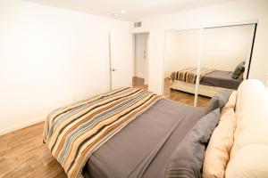 A bed or beds in a room at Koreatown 1 Bedroom Close to Downtown LA