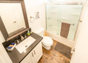 uma casa de banho com um lavatório e um chuveiro. em Koreatown 1 Bedroom Close to Downtown LA em Los Angeles