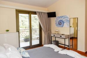 una camera con letto e balcone di Zoe's Flat Megali Ammos a Città di Skiathos
