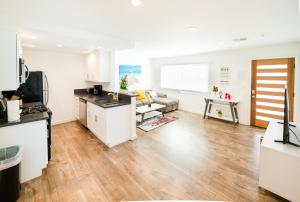Imagen de la galería de Chic Koreatown 1 Bedroom Close to Downtown LA with free Gated Parking, en Los Ángeles