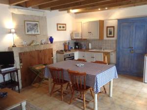 Köök või kööginurk majutusasutuses Le Bourg Remy Gites