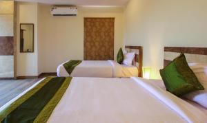 Postel nebo postele na pokoji v ubytování Treebo Address Inn, Banjara Hills