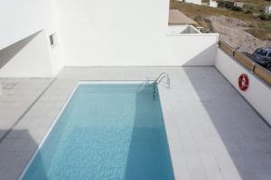 een zwembad aan de zijkant van een gebouw bij Terrazas Faro 18 in El Pozo de los Frailes