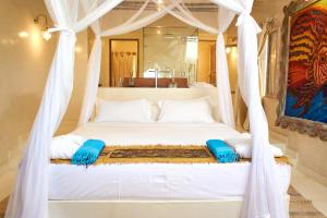 1 dormitorio con 1 cama con dosel en Alawi Home en Watamu