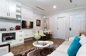 Kuchyň nebo kuchyňský kout v ubytování Luxe Paradise Suites Xuan Dieu
