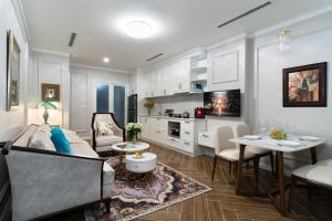 Kuchyň nebo kuchyňský kout v ubytování Luxe Paradise Suites Xuan Dieu