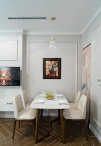 TV a/nebo společenská místnost v ubytování Luxe Paradise Suites Xuan Dieu