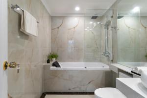 Koupelna v ubytování Luxe Paradise Suites Xuan Dieu