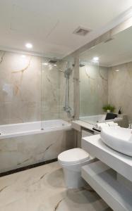 Koupelna v ubytování Luxe Paradise Suites Xuan Dieu