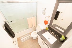 ロサンゼルスにあるModern One Bedroom in Koreatown Close to Downtown LA with Private Parkingのトイレと洗面台のある小さなバスルーム