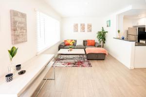 ロサンゼルスにあるModern One Bedroom in Koreatown Close to Downtown LA with Private Parkingのソファとテーブルのあるリビングルーム