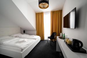 Pokój hotelowy z łóżkiem i biurkiem w obiekcie Południk Park Boutique Hotel Conference&SPA w mieście Stargard +24 zdjęcia