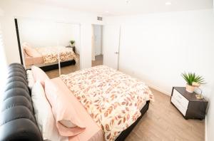 ロサンゼルスにあるModern One Bedroom in Koreatown Close to Downtown LA with Private Parkingのベッドと鏡のある寝室