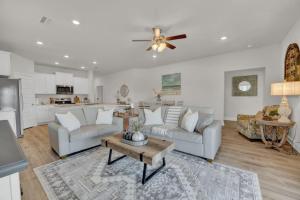 un salon avec deux canapés et une table dans l'établissement Sea la Vie, à Saint Joe Beach