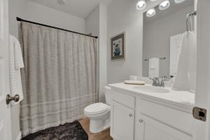 une salle de bain blanche avec toilettes et lavabo dans l'établissement Sea la Vie, à Saint Joe Beach 24 autres photos