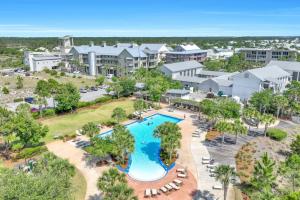 une vue aérienne d'un complexe hôtelier avec piscine dans l'établissement Sea la Vie, à Saint Joe Beach