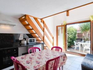 Fotografia z galérie ubytovania Villa T3 Mezzanine avec Terrasse et Parking à Gruissan – Animaux Acceptés - FR-1-409A-22 v destinácii Gruissan
