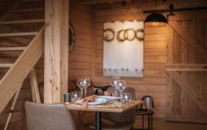 Mormont的住宿－Les Monts d'Aisne，用餐室配有带酒杯的桌子