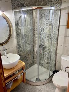 ein Bad mit einer Dusche und einem Waschbecken in der Unterkunft Kouremenos Beach Apartments in Palekastro