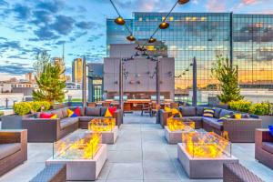 a rooftop patio with couches and tables on a building at S Lake Union 1BR w Gym WD nr Whole Foods SEA-2 in Seattle