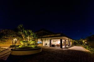 un edificio de noche con las luces encendidas en Luxotic Private Villa and Resort, en Nusa Dua