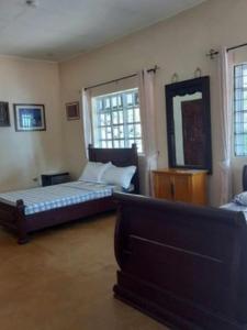 um quarto com 2 camas, uma cómoda e um espelho em Zhang Resort and Dive Center OPC em Malapascua Island