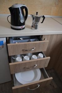 eine Kaffeemaschine auf der Küchentheke in der Unterkunft Anna Apartments in Kontokali