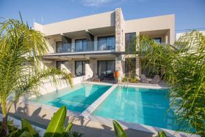 una casa con una piscina di fronte di DeLight Luxury Rooms a Faliraki