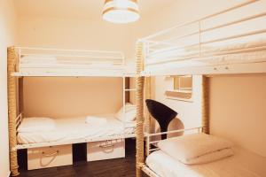 ペニシェにあるDeck Lodgeの二段ベッド2組が備わる客室です。