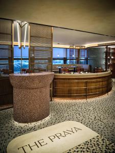 香港Oasis Aurum 181 Hotel的酒店大堂,设有药房,地板上标有标志