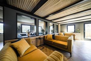 O zonă de relaxare la Luxus Villa mit 23 Zimmern und 19 Bädern und SPA