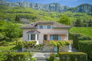 a house in the hills with mountains in the background at Villa Playa in Veyrier-du-Lac