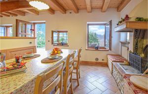 cocina con mesa y sillas en una habitación en Casa Giglio Rosso, en Sovramonte