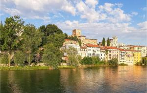 vista para uma cidade a partir do rio em Casa Giglio Rosso em Sovramonte