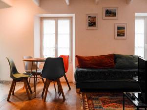 ein Wohnzimmer mit einem schwarzen Sofa und einem Tisch in der Unterkunft Appartement Le Palais, 2 pièces, 3 personnes - FR-1-418-230 in Le Palais