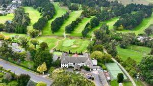 uma vista aérea de uma casa e campo de golfe em Dormie House em Moss Vale