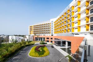 a building with a garden in the middle of a street at Formosa Yacht Resort in Anping