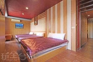 ein Schlafzimmer mit einem großen Bett in einem Zimmer in der Unterkunft 日月潭 -日月住館-休閒旅館- 水社碼頭 in Yuchi