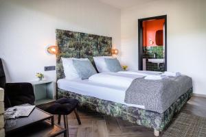 Un pat sau paturi într-o cameră la Luxus Villa mit 23 Zimmern und 19 Bädern und SPA +48 fotografii