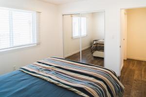 a bedroom with a bed and a mirror at Cozy Koreatown 1 Bedroom Modern Furnished Free Parking in Los Angeles