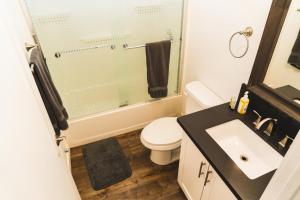 a bathroom with a toilet and a sink and a shower at Cozy Koreatown 1 Bedroom Modern Furnished Free Parking in Los Angeles