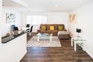 Posezení v ubytování Modern New Close to Downtown LA 1 Bedroom with Parking