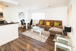 Posezení v ubytování Modern New Close to Downtown LA 1 Bedroom with Parking + 13 fotografií