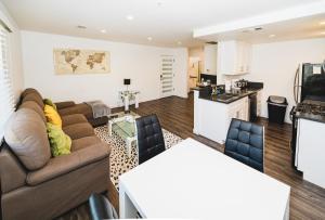 a living room with a couch and a kitchen at Modern New Close to Downtown LA 1 Bedroom with Parking in Los Angeles