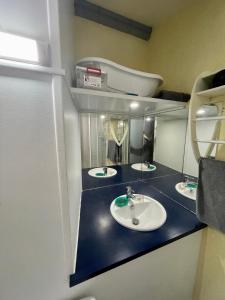 ein Badezimmer mit 3 Waschbecken und einem Spiegel in der Unterkunft maison résidence privé in Cap d'Agde
